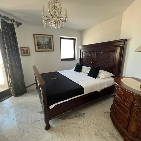 Гостьовий будинок Canada Castle 4*