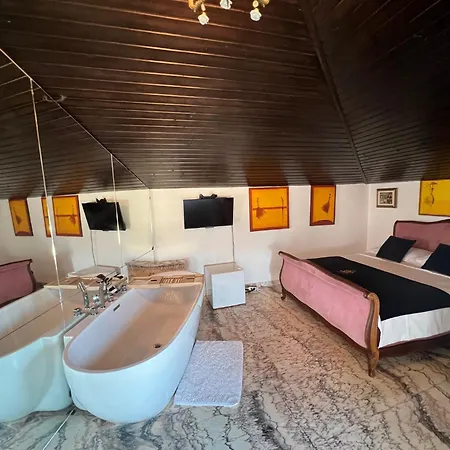 Гостьовий будинок Canada Castle